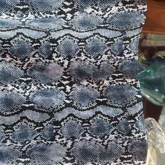 H & M Tank top Blue with white snakeskin patterns size 6 - Picture 3 of 7